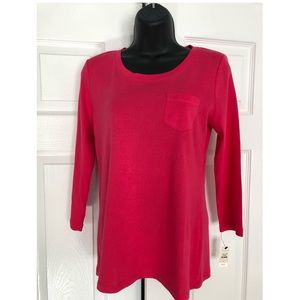 Three-quarter sleeve crew neck tee. Size small